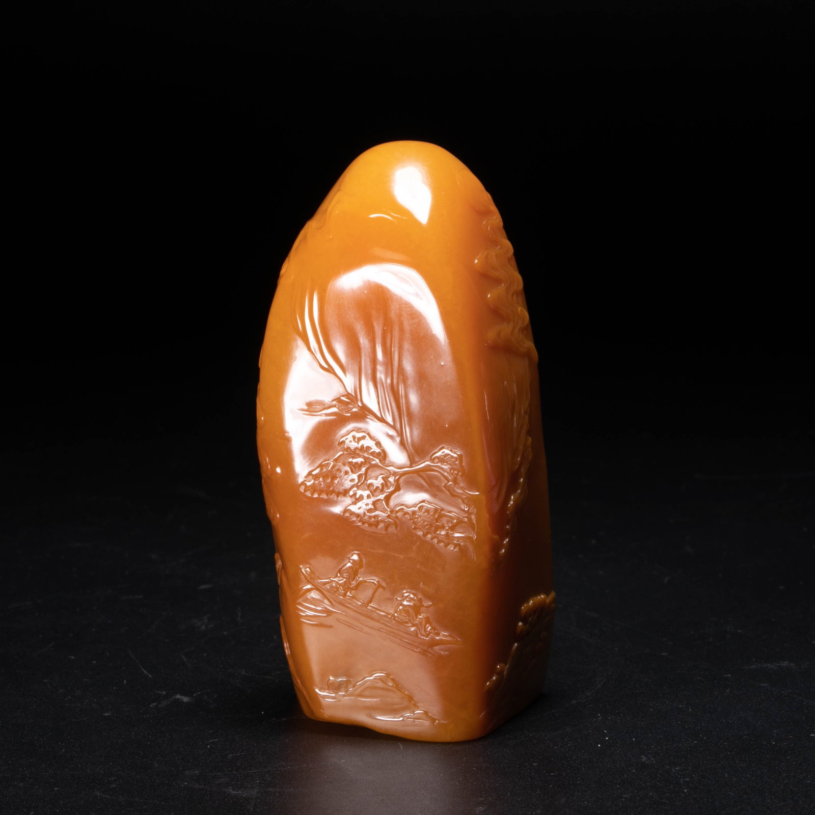 Tianhuang thin and casual seal: This piece is a Tianhuang (Tianhuang series/Tianhuang meaning) shape-shaped thin seal. The stone shape retains the curved top and square seal base according to the natural contour. It is waxy yellow