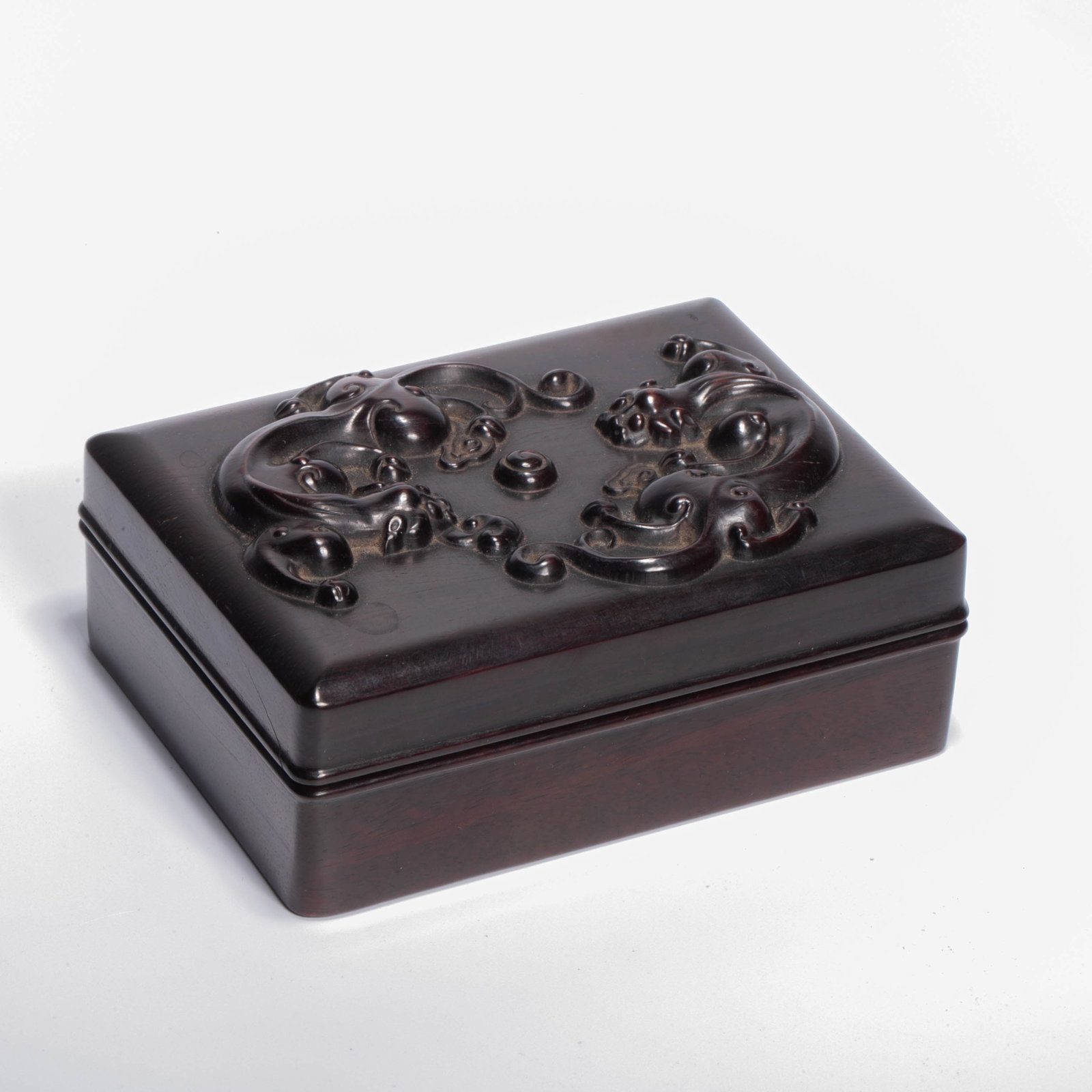 Qing Dynasty red sandalwood box with dragon pattern (1 of 8)