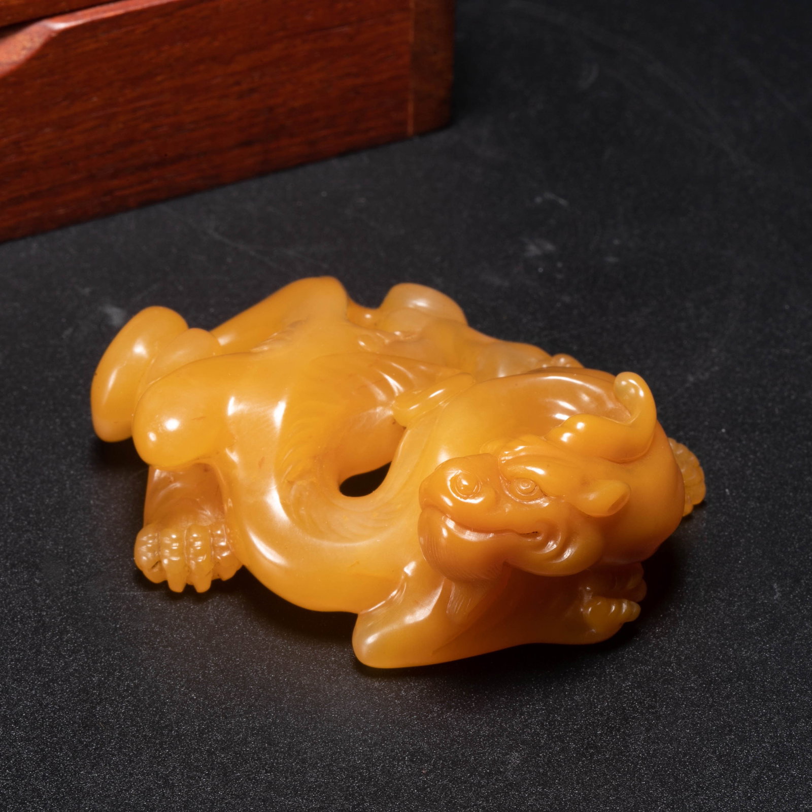 Tianhuang Dragon Accessories: This field-huang dragon-shaped accessory has a beeswax to orange field-yellow color, with a warm and greasy texture, translucent like honey, and a shiny surface. The round carving is in the shape of