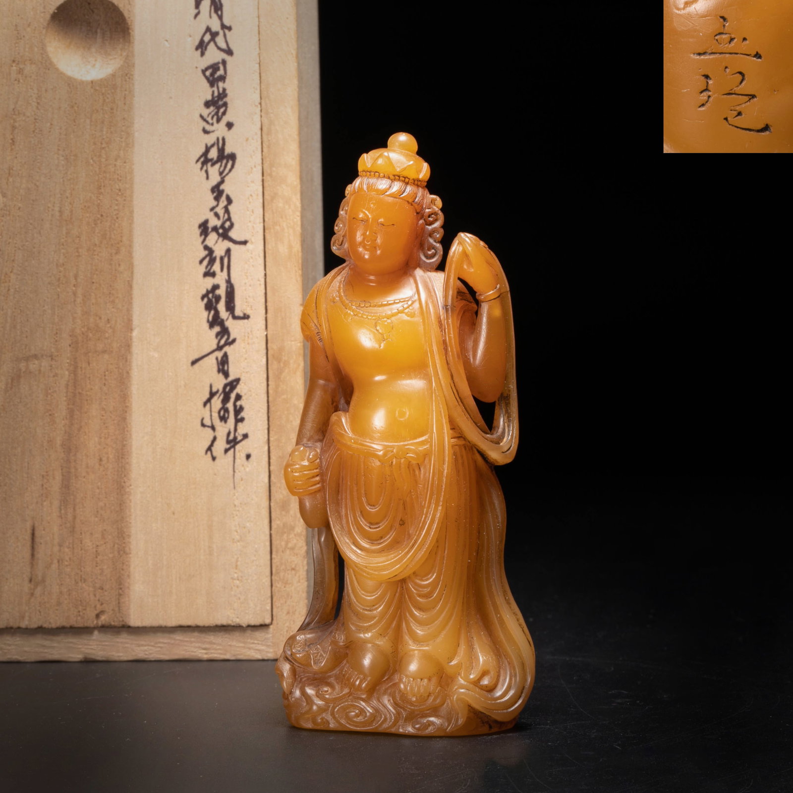 Qing Tian Huang Guanyin: This piece is a Qing dynasty style Tianhuang (Tianhuang series/Tianhuang meaning) Guanyin standing statue ornament. The color is beeswax yellow and orange, the texture is warm and slightly translucent