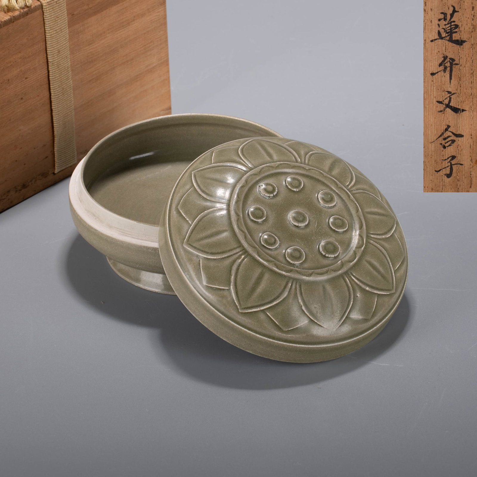 Yue ware Incense box: Yue ware Incense box