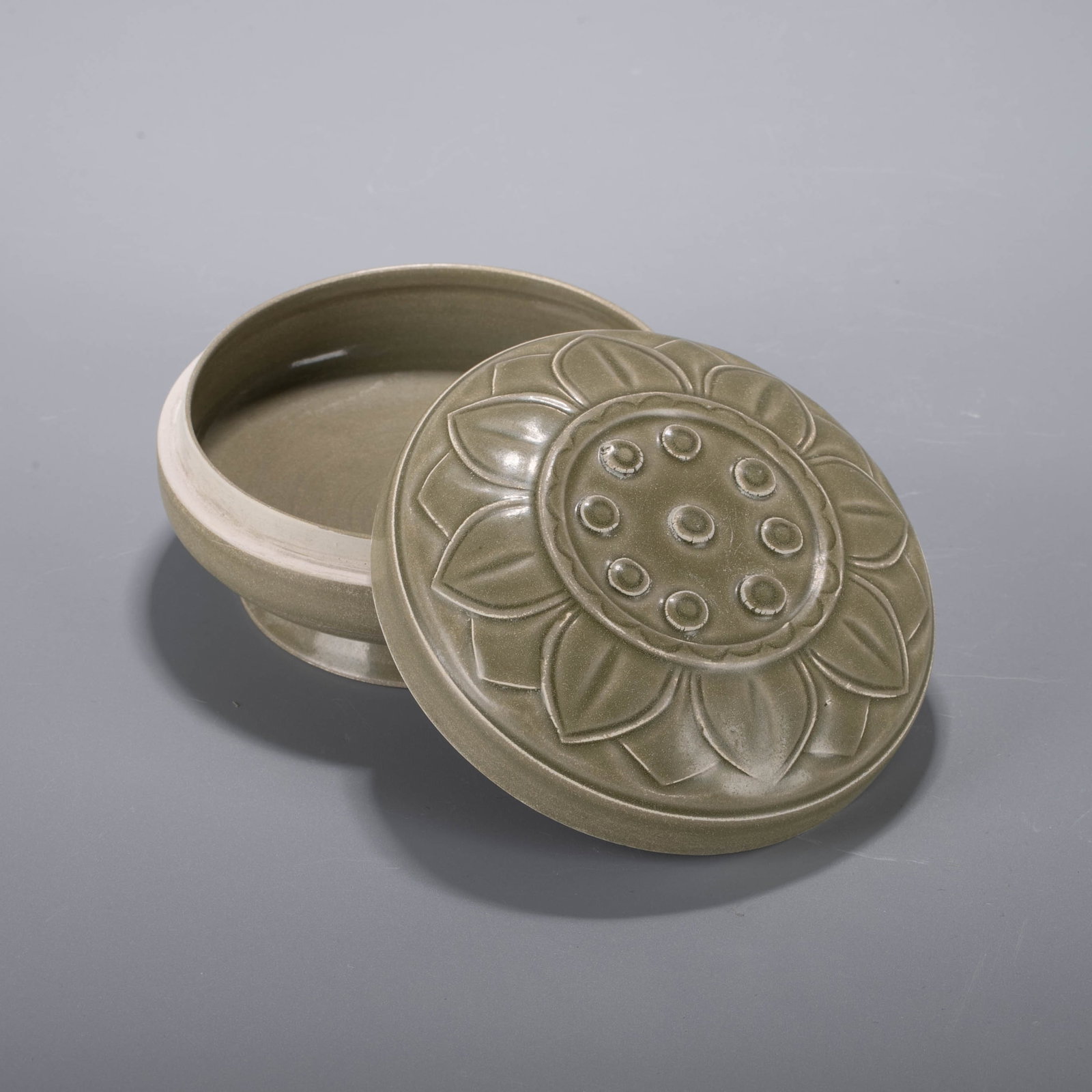 Yue ware Incense box - 2