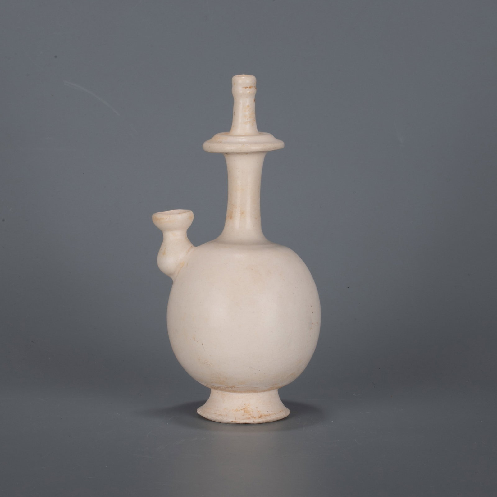Tang Dynasty Gongyi Kiln kundika vase: Tang Dynasty Gongyi Kiln kundika vase