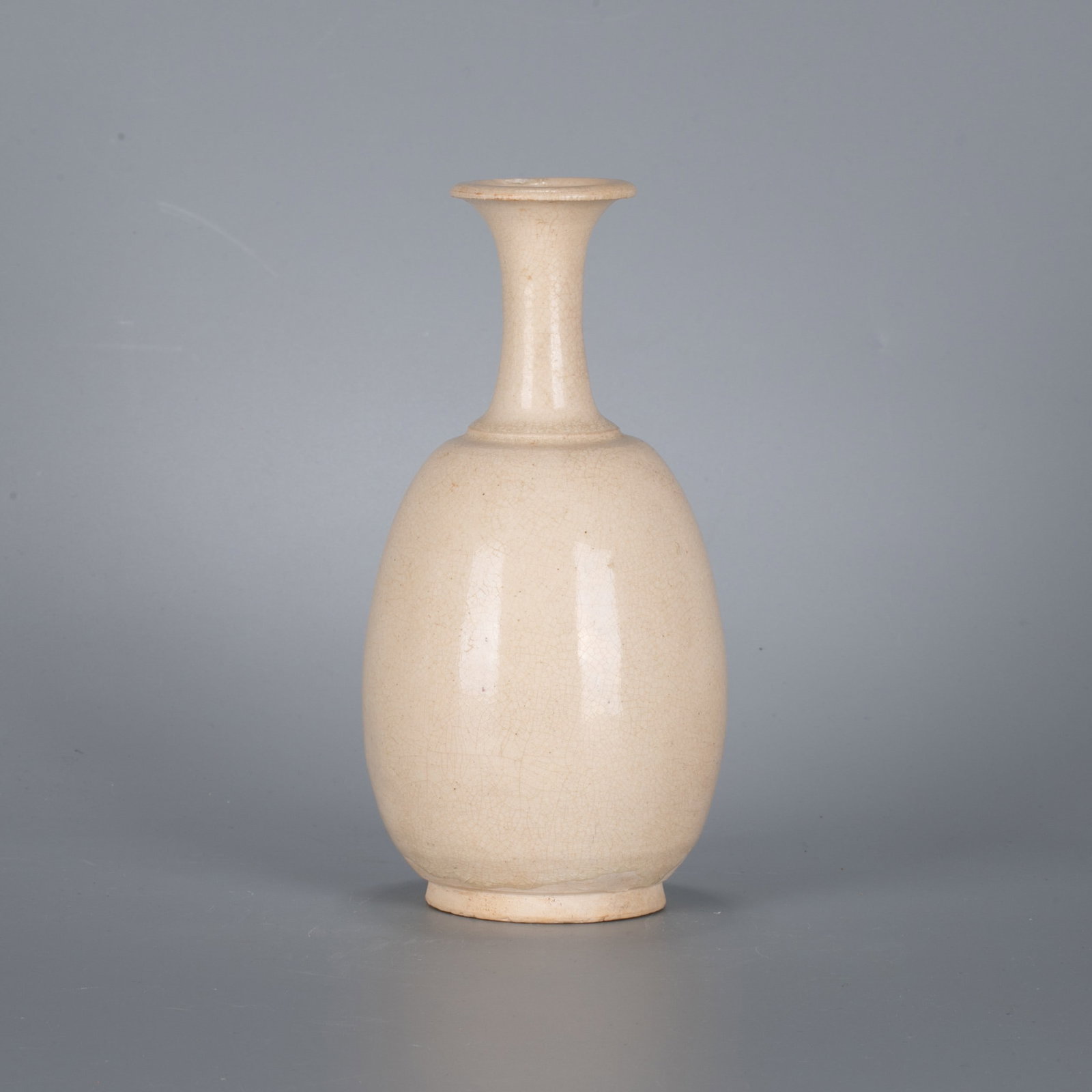 Tang Dynasty white porcelain long-neck vase: Tang Dynasty white porcelain long-neck vase