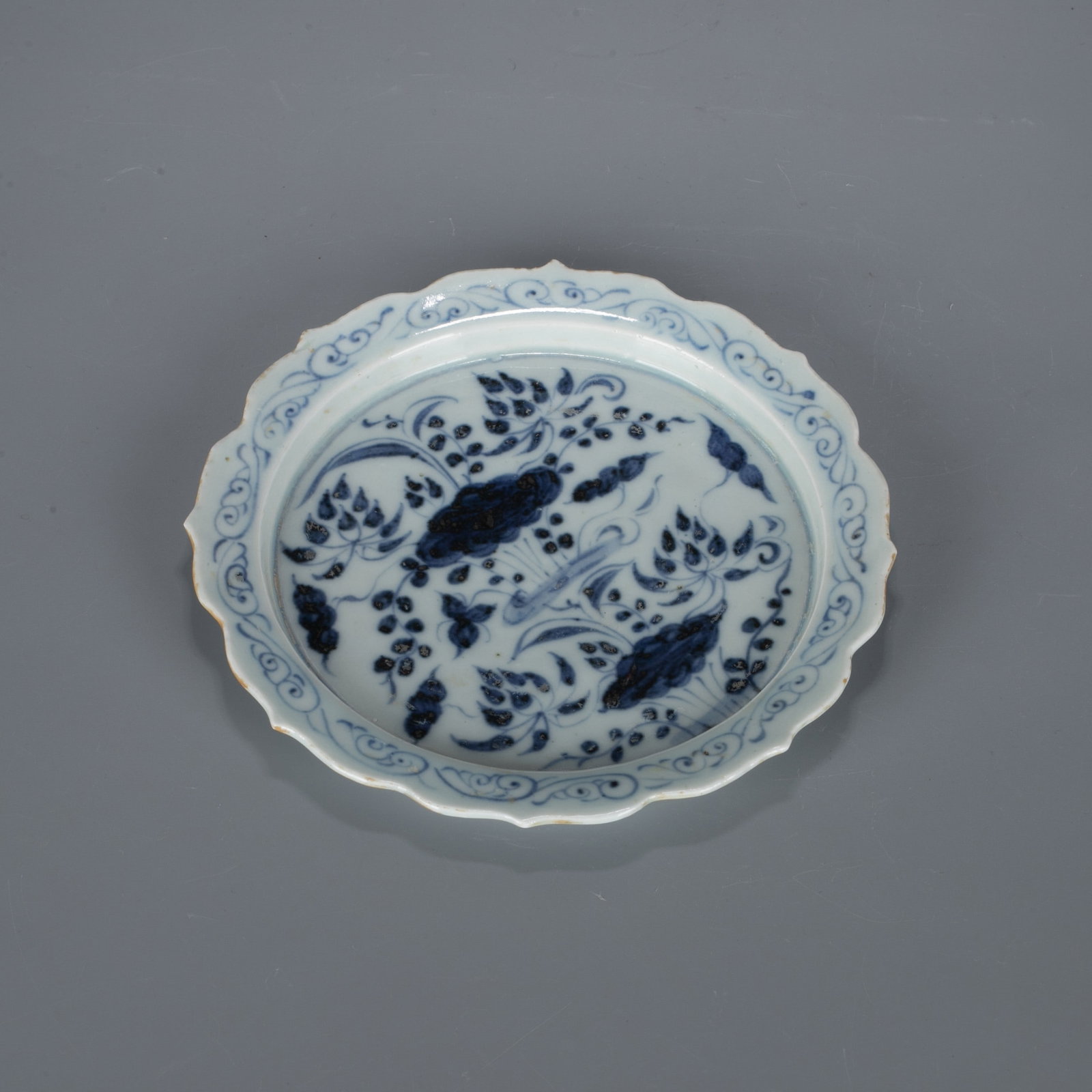 Yuan Dynasty sometsuke (blue-and-white underglaze) lobed-rim dish with ??Manchi Jiao?? pattern (1 of 7)
