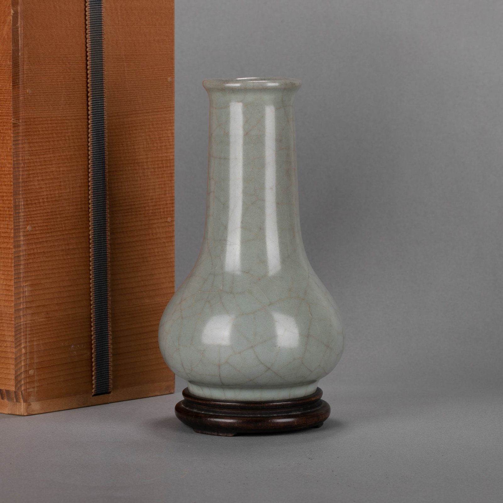 Song Dynasty Guan ware long-neck flower vase (1 of 8)
