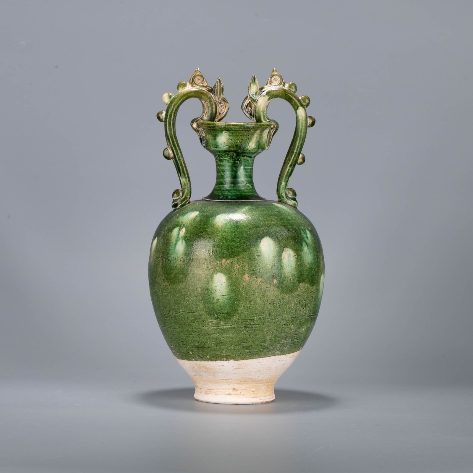 Tang Dynasty Green Glaze Double Dragon vase: Tang Dynasty Green Glaze Double Dragon vase