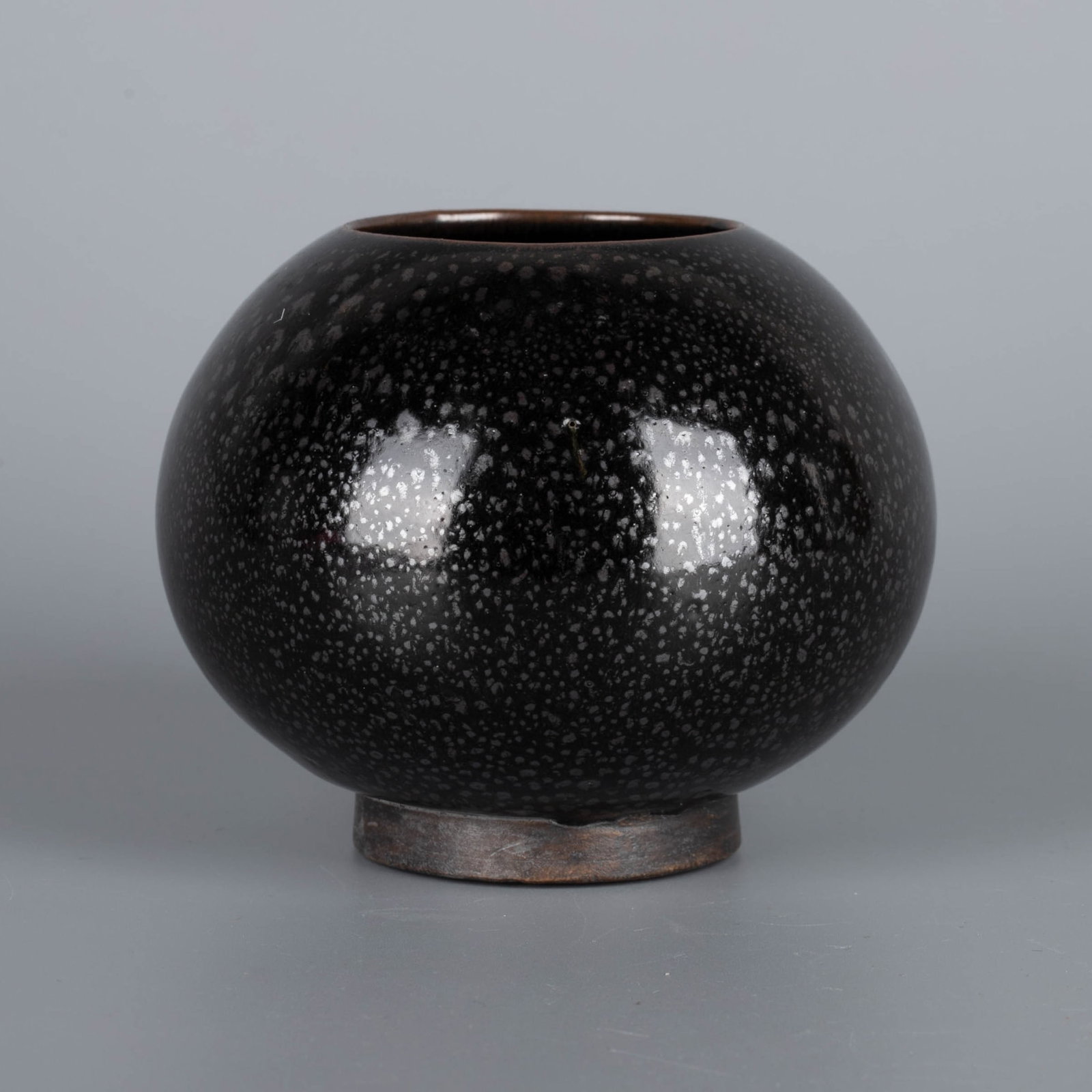 Song Dynasty Huairen Kiln Chicken Heart jar (1 of 6)
