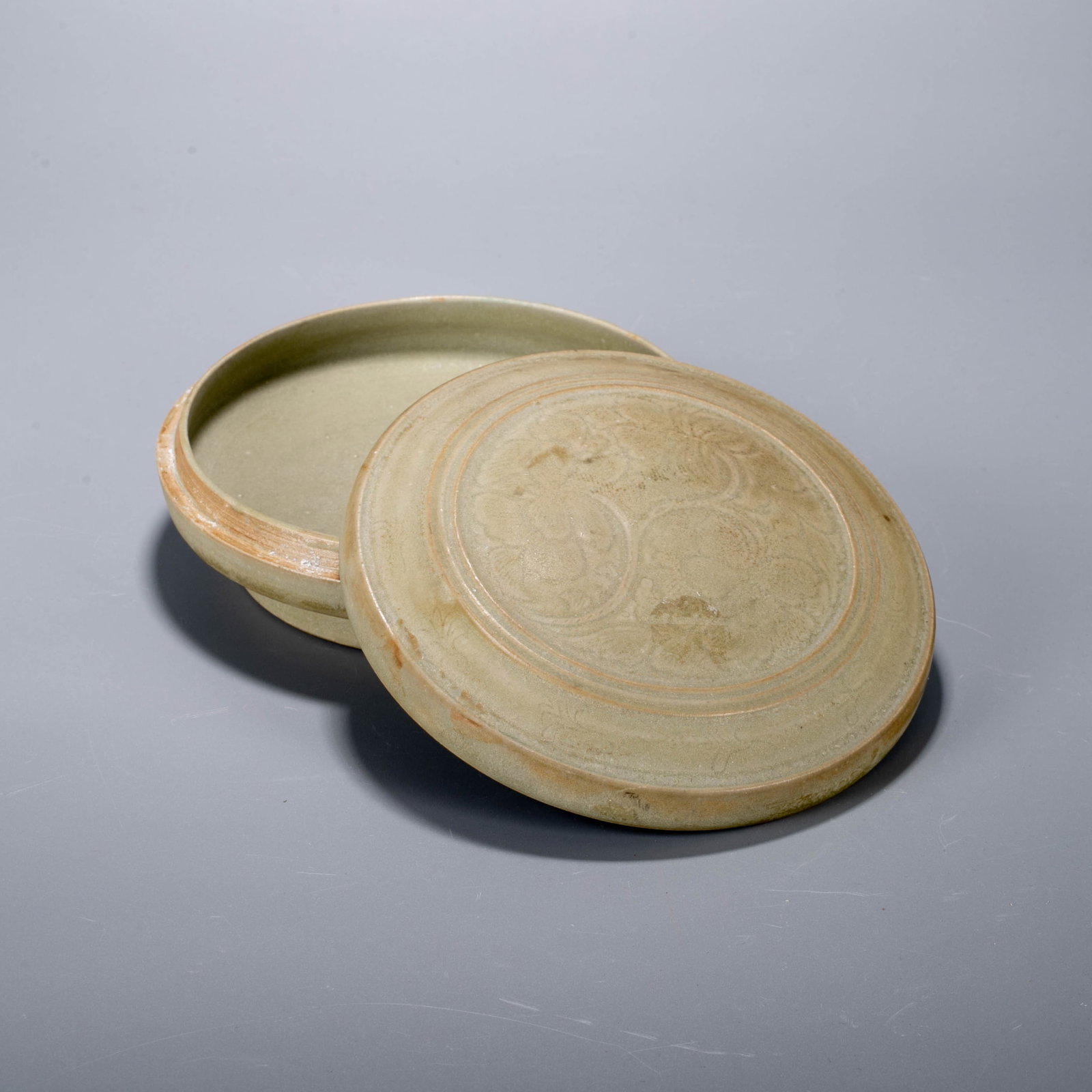 Northern Song Dynasty Yue Kiln cosmetic box (1 of 10)