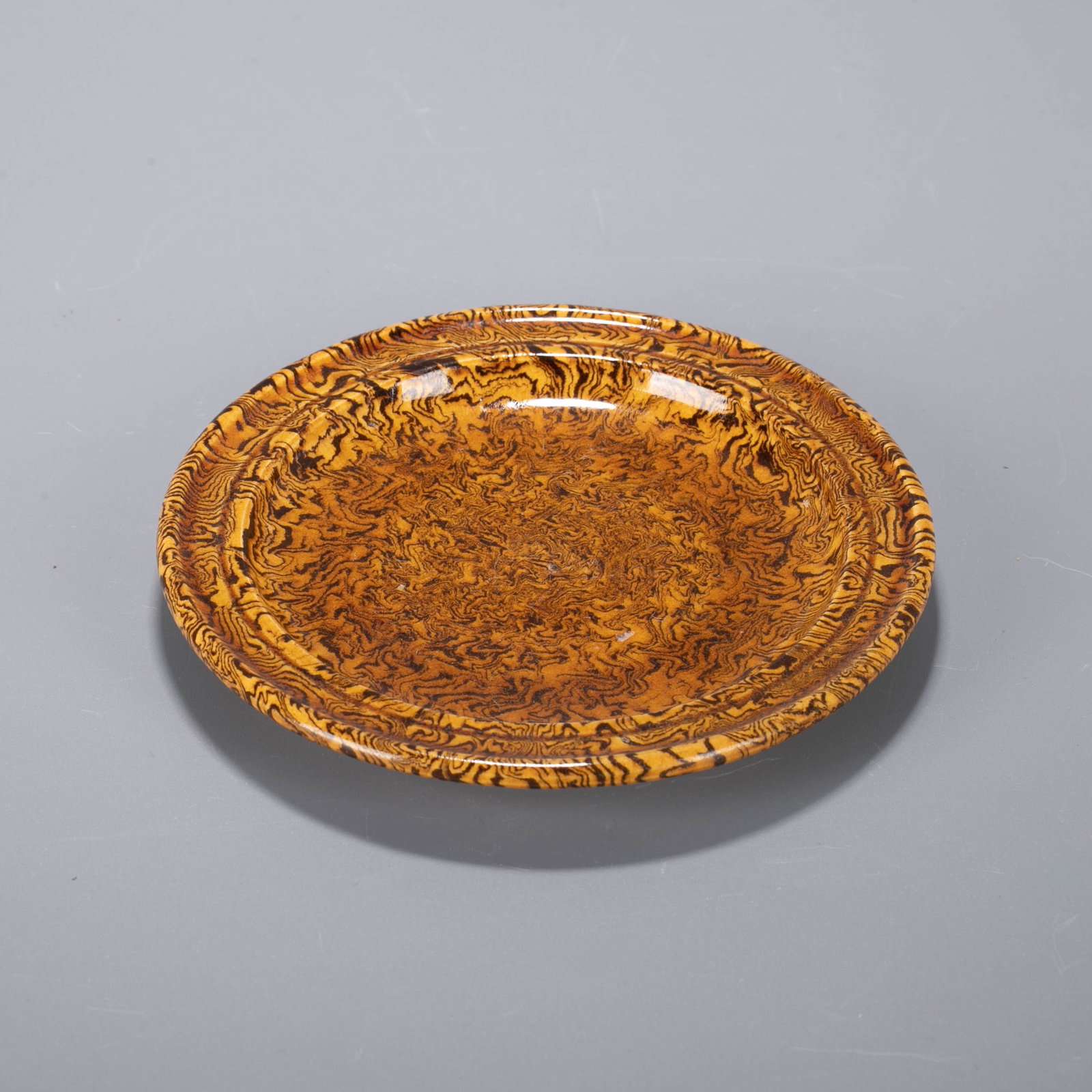 Tang Dynasty twisted-body dish: Tang Dynasty twisted-body dish