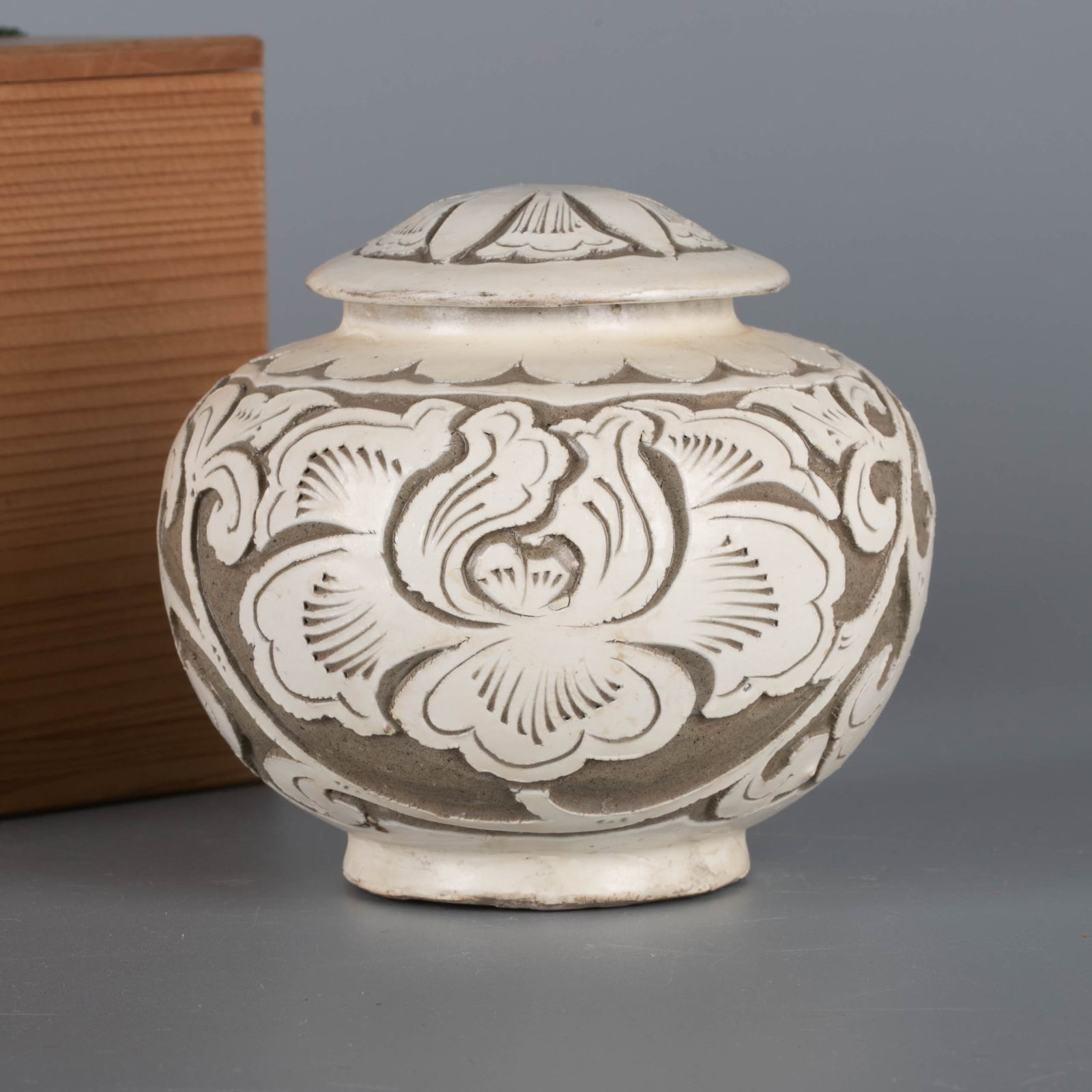 Song Dynasty Cizhou ware small jar with carved-flower decoration (1 of 11)
