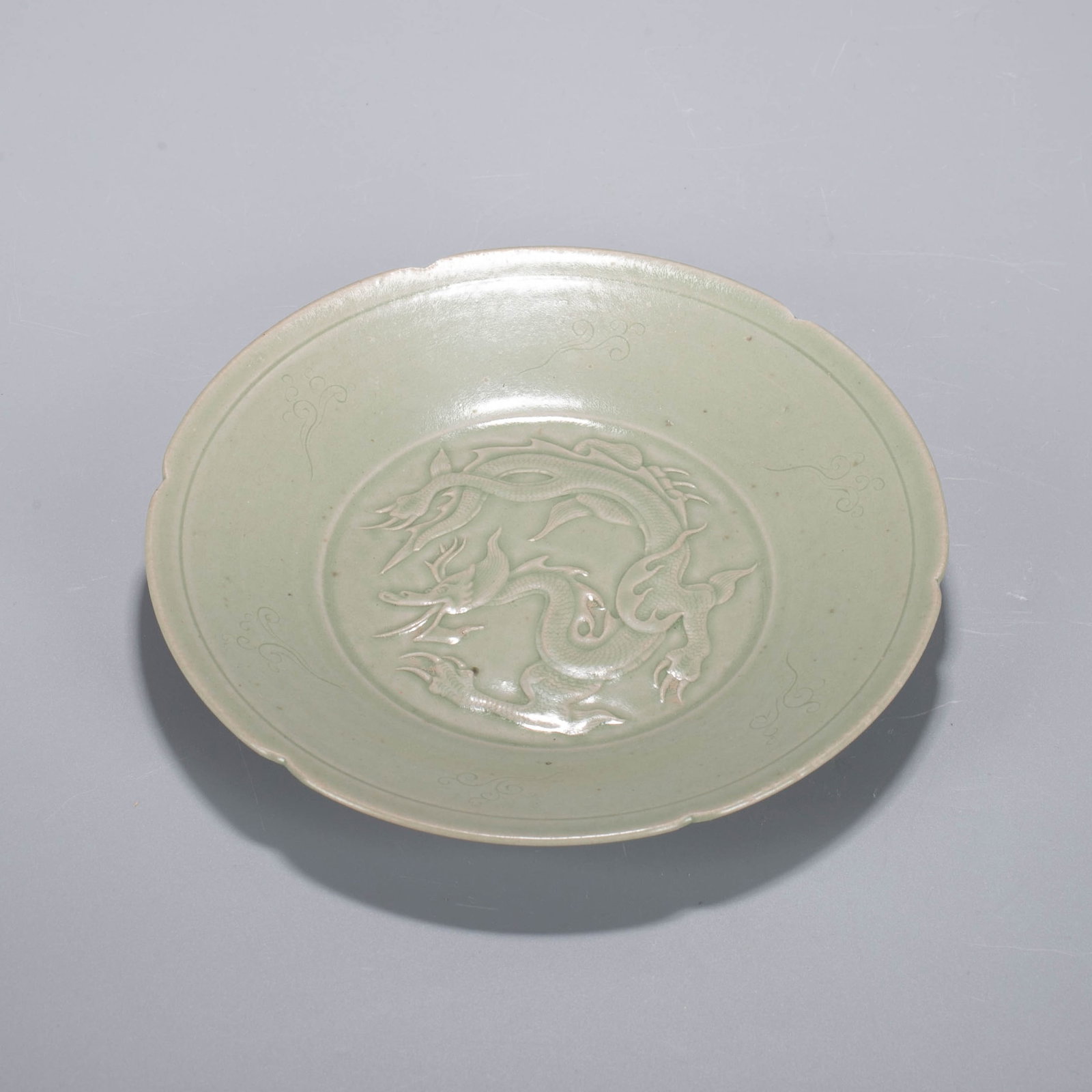 Yue Kiln dish with dragon motif (1 of 8)