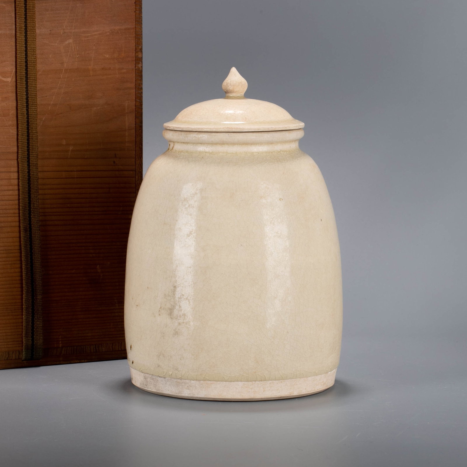 Sui Dynasty white porcelain jar (1 of 9)