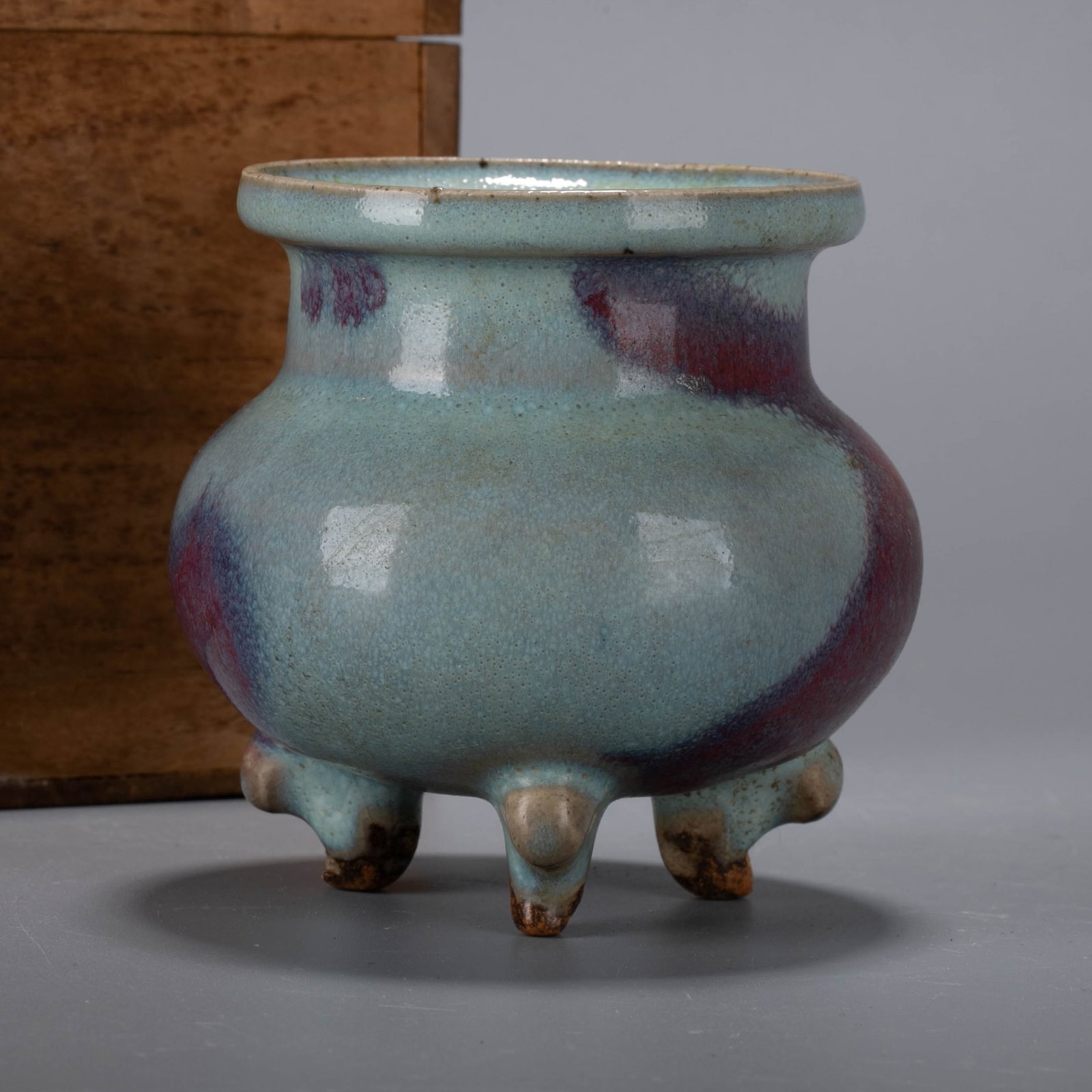 Jun ware Red Qin incense burner: This piece is Jun ware, a red-spotted tripod incense burner, and belongs to scholar's object, an elegant incense vessel. The shape of the vessel is small and round, with a narrow mouth and a wide rim.