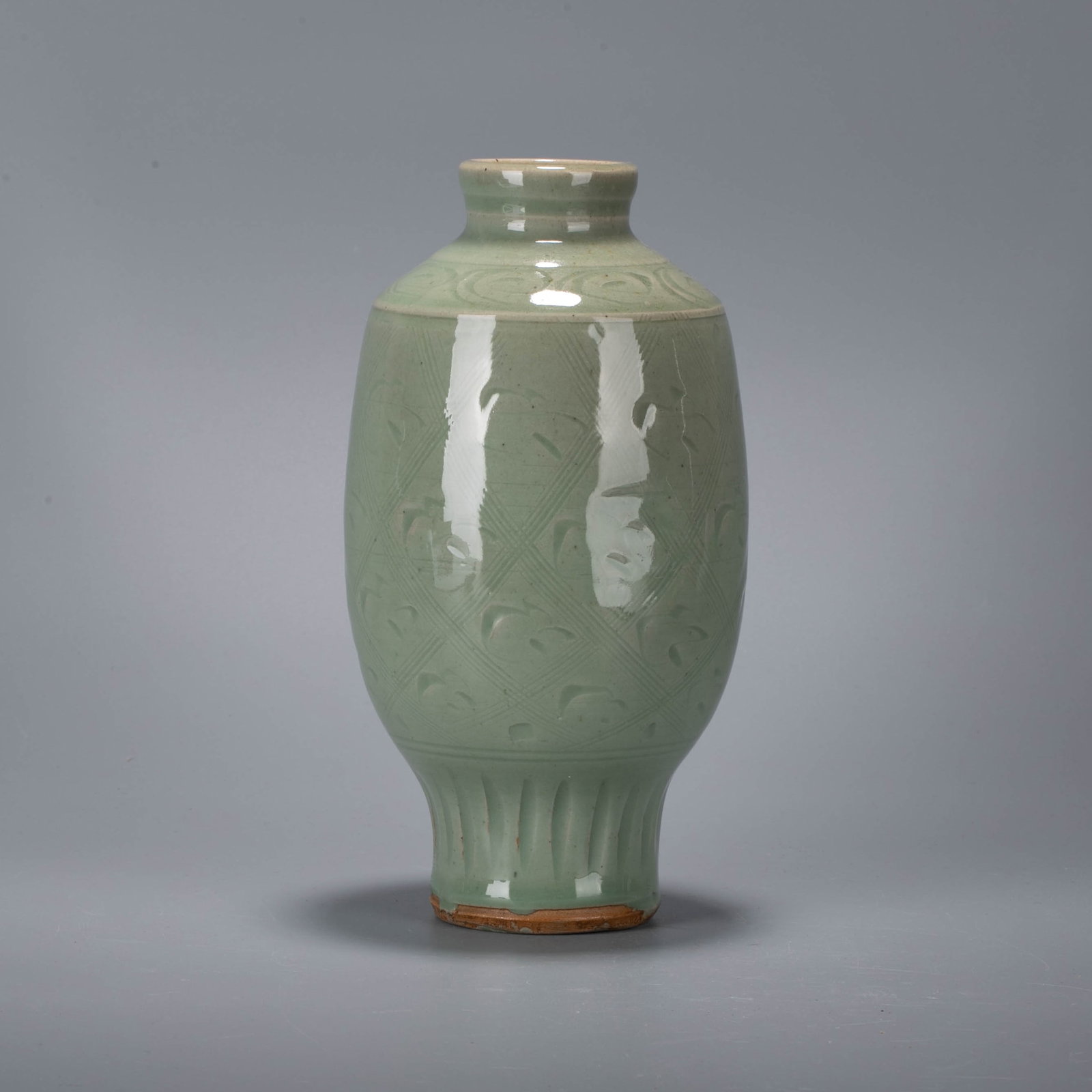 Longquan ware vase - 4