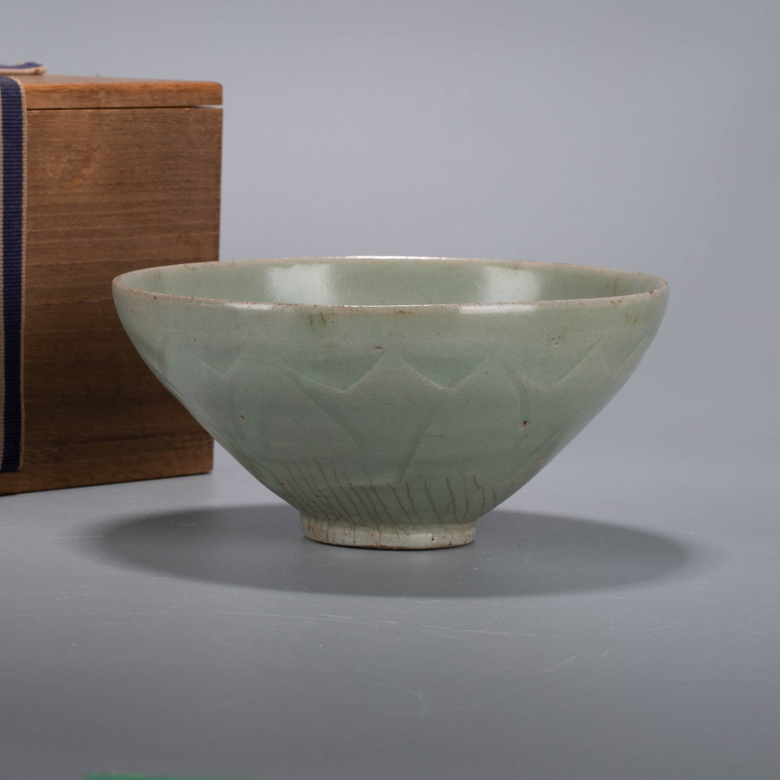Longquan ware celadon glaze engraved lotus-petal decoration bowl: Longquan ware celadon glaze engraved lotus-petal decoration bowl