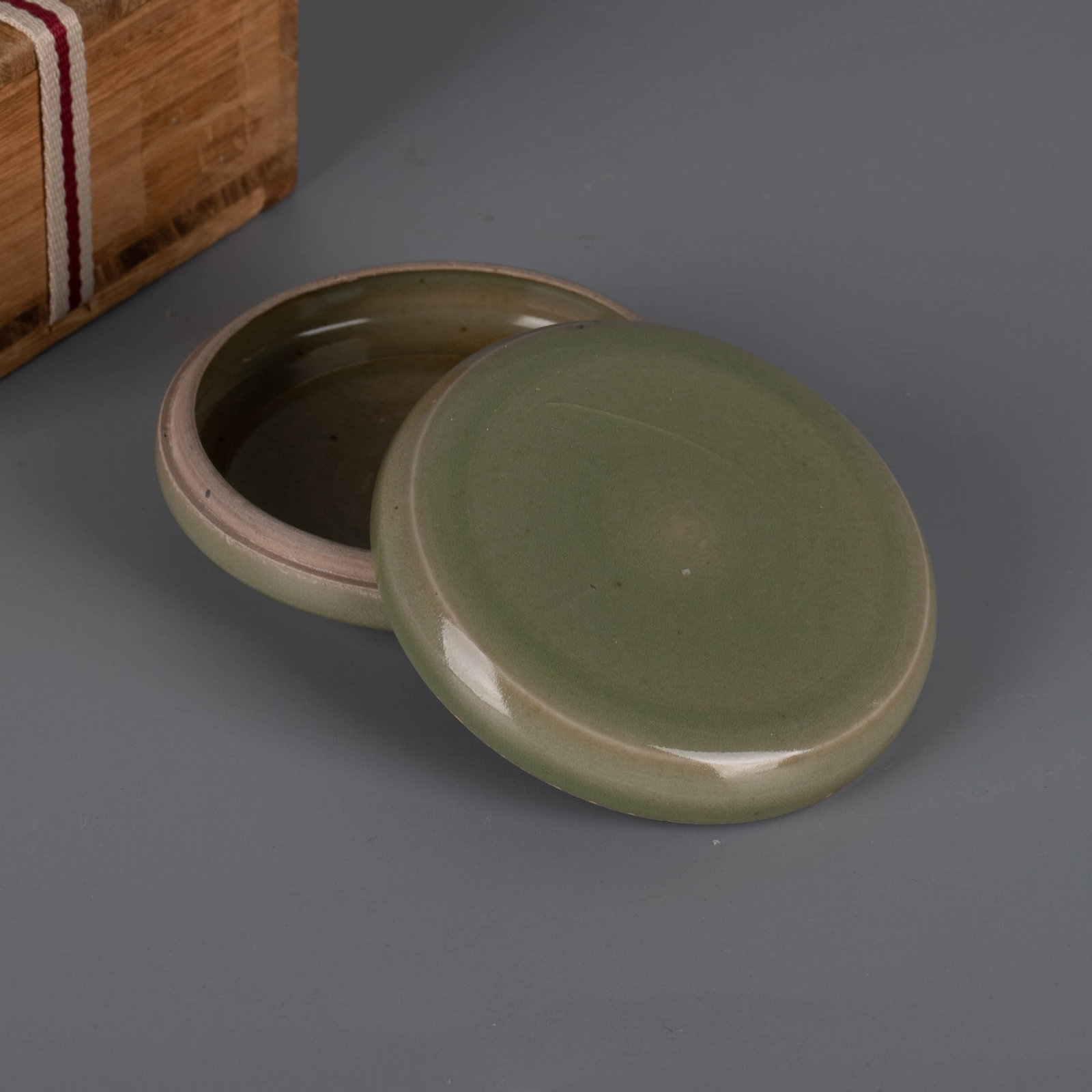 Song celadon box (1 of 10)