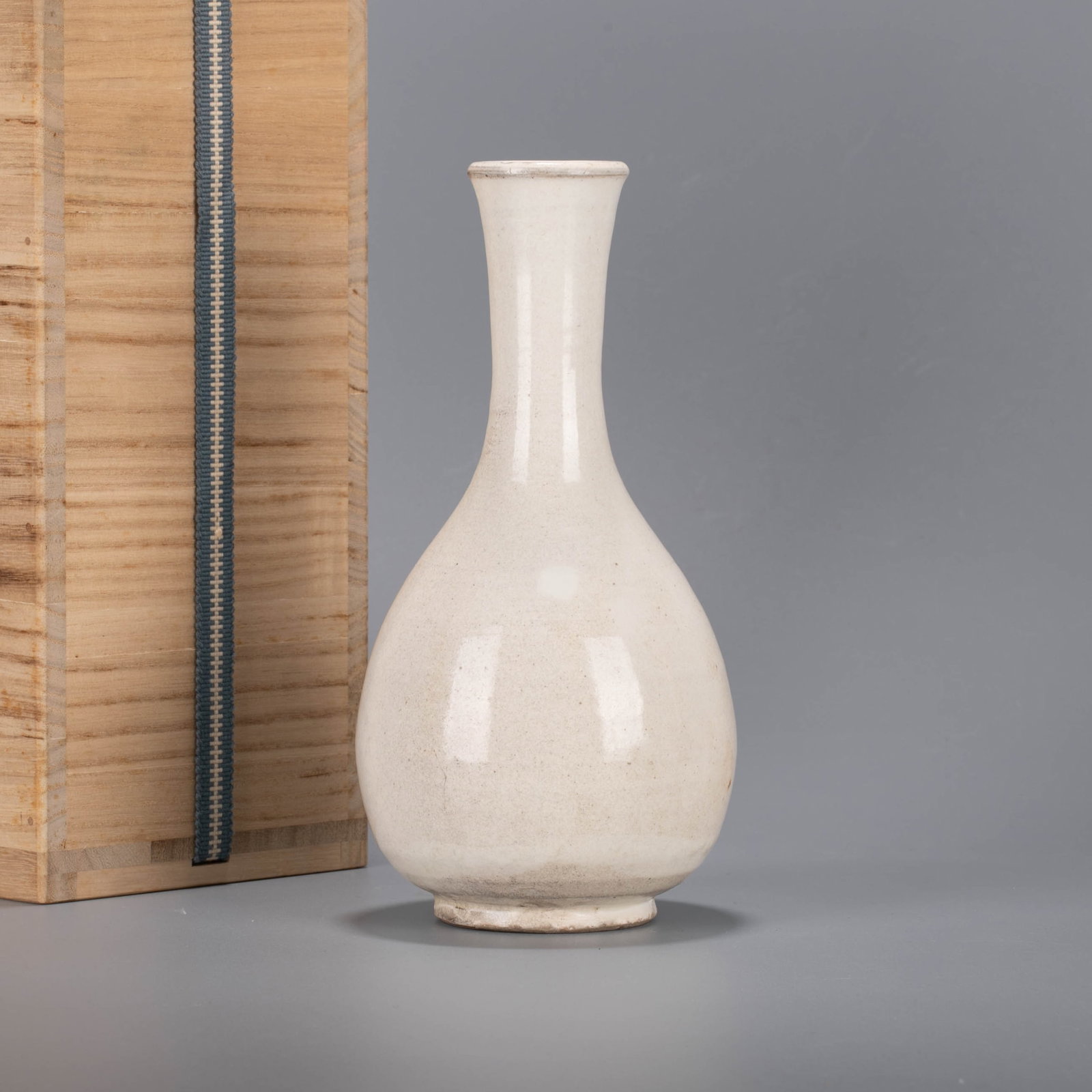 Song Dynasty Ding Kiln white porcelain yuhuchun vase: Song Dynasty Ding Kiln white porcelain yuhuchun vase