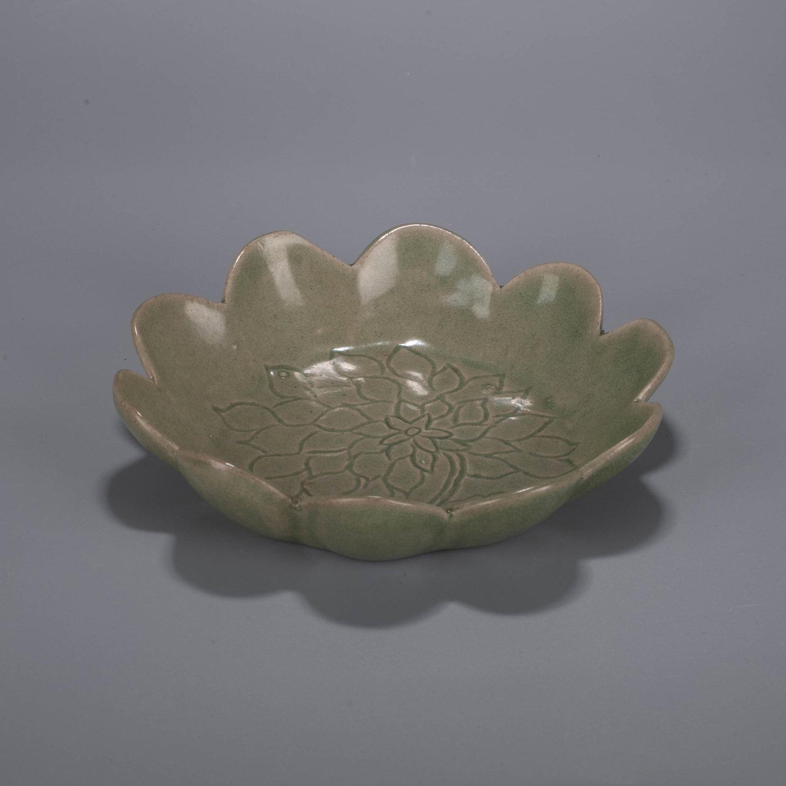 Song Dynasty celadon brush washer with incised floral decoration (1 of 7)