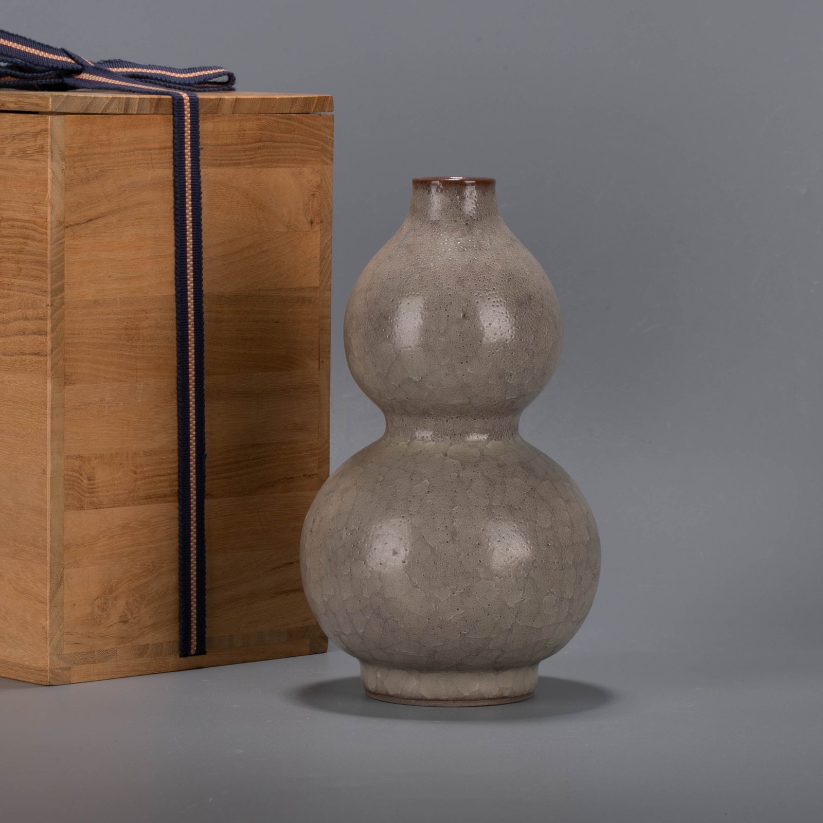 Southern Song Dynasty Guan ware Gourd vase (1 of 7)