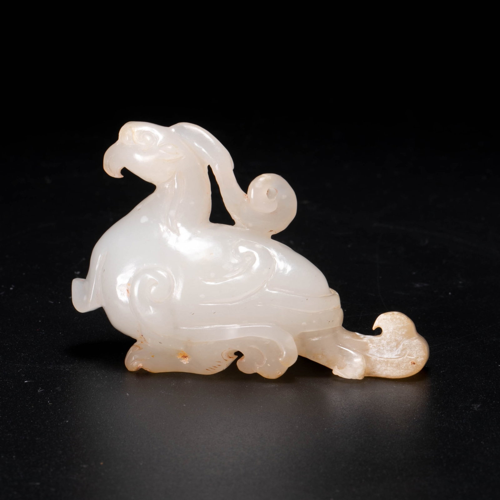 Qing Phoenix Hetian jade: This piece is marked Qing dynasty Hetian jade Phoenix (or phoenix/auspicious bird) small ornaments and accessories. The jade is white and warm, with some yellowish-brown skin color and bright spots,
