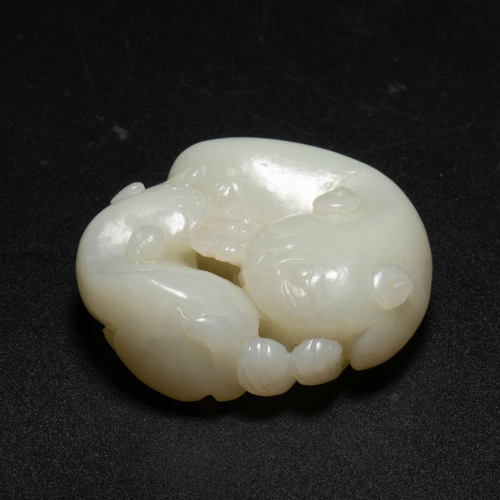 Qing Albizia (Hetian jade): This Qing dynasty Hetian jade "Albizia" pendant is made of warm white and slightly green material, with fine texture and soft polishing. It is carved with round carving and hollowing techniques to