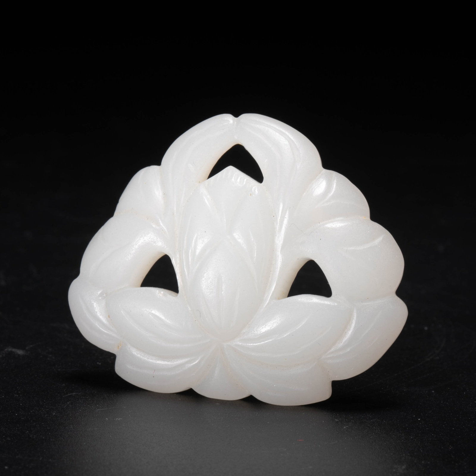 Liao Yusui: This piece is a Liao Dynasty-style jade "ornament/jade companion" (it can also be regarded as a flower-shaped hollow ornament, a crown ornament or a clothing insert). It is white in texture, warm and
