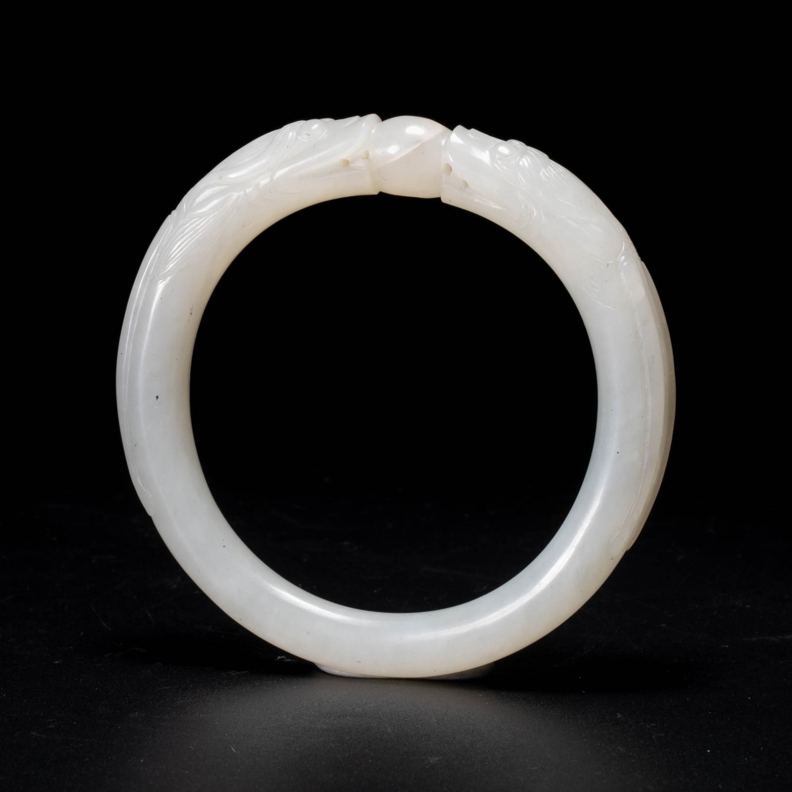 Republic of China Hetian jade bracelet: This Hetian white jade bracelet from the Republic of China period is made of jade that is white and glossy, with a round and full circle, soft and bright polishing, and an overall elegant and clean