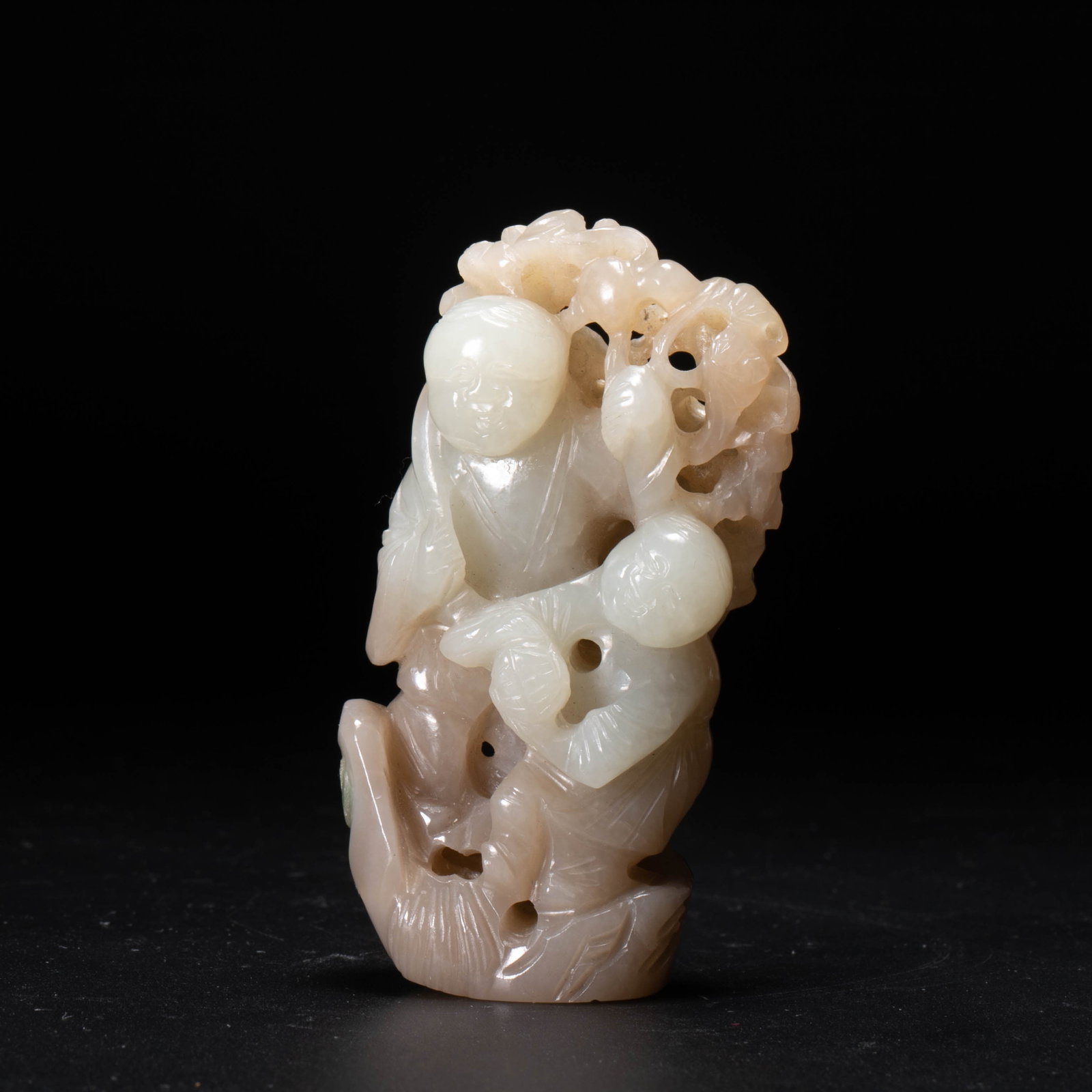 Ming Dynasty Hehe Erxian: This Ming dynasty-style jade carving of "Hehe Erxian" is made of sugar white/lotus root pink jade material, with light green hints in parts, warm and translucent. The round carving is hollowed out to