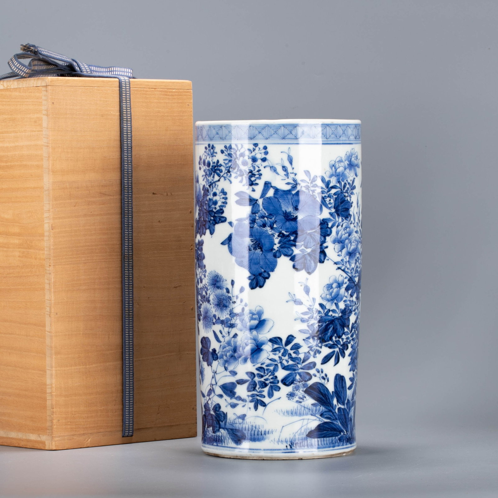 Blue-and-white floral-pattern cylindrical vase: Blue-and-white floral-pattern cylindrical vase