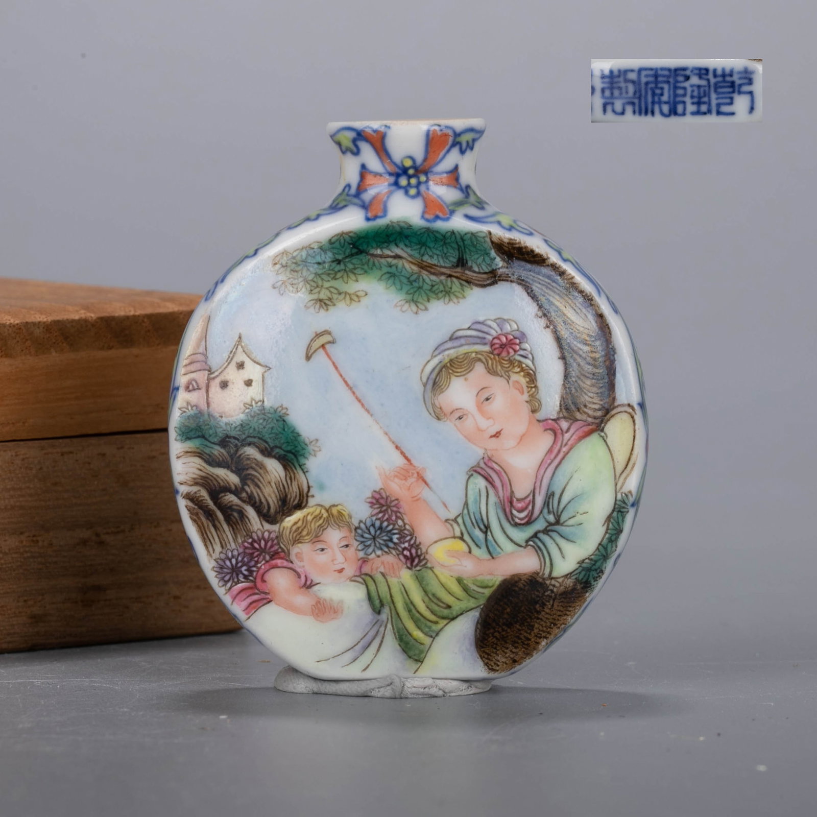 Qing Dynasty polychrome snuff bottle (1 of 7)