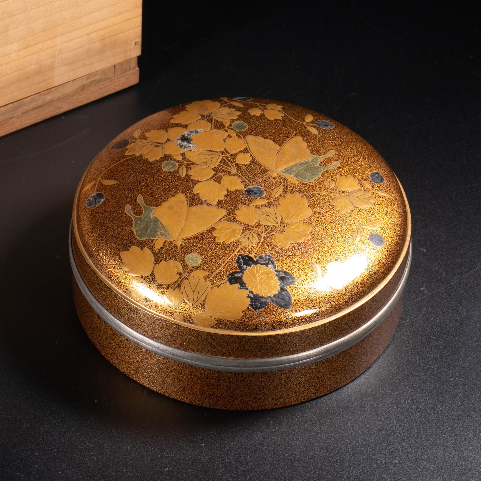 Gold maki-e document box: Gold maki-e document box