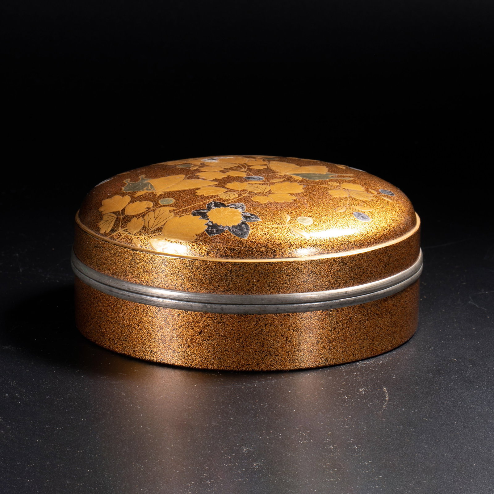 Gold maki-e document box - 8