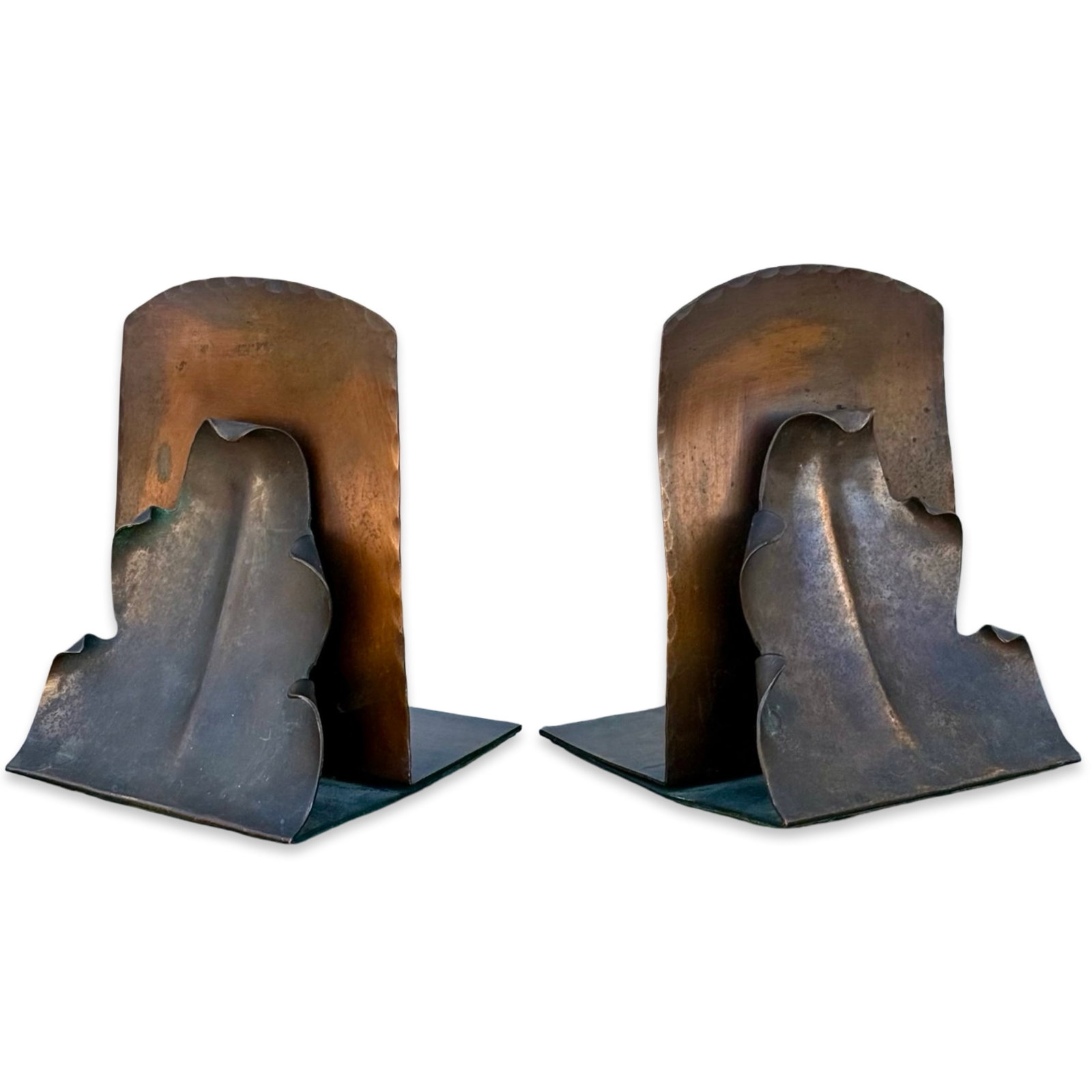 Craftsman Inc Arts & Crafts Copper Bookends: Arts and Crafts hammered copper metal leaf bookends by Craftsmen Inc. Marked on back. Approx. Dimensions: H x W x D inches