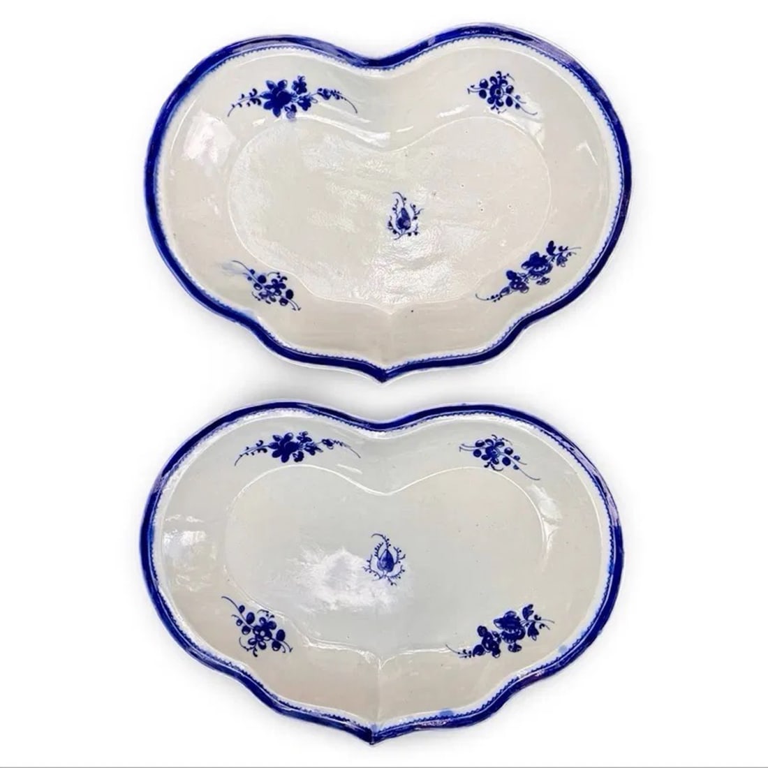 18C Caughley Salopian Heart Dishes: Pair of 18th-century Caughley Salopian heart porcelain dishes with blue Chantilly decoration. Marked on bases. Approx. Dimensions: 1.5H x 11W x 7.5D