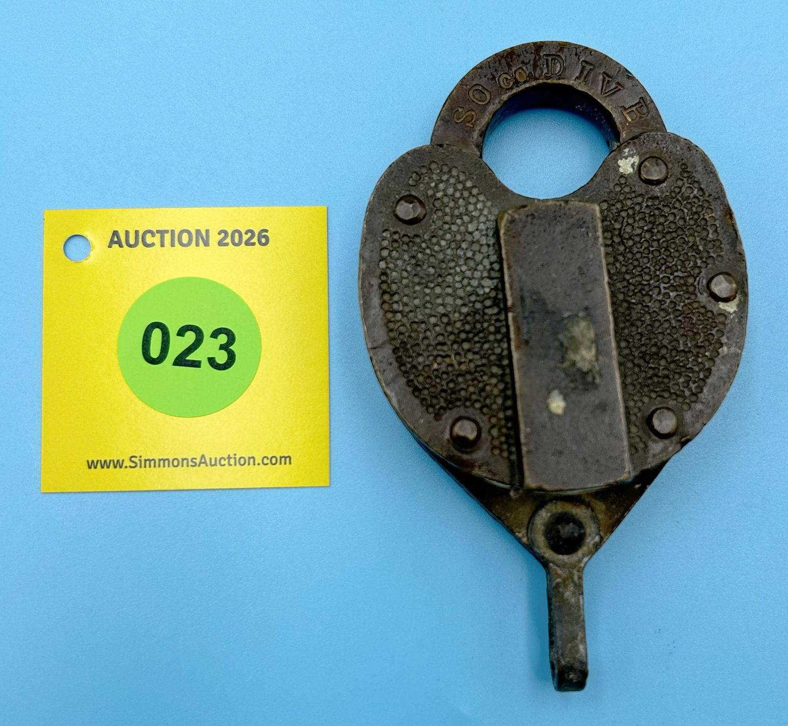 STANDARD OIL COMPANY DIV B ALL BRASS LOCK WITH DUST COVER (NO KEY) (1 of 2)