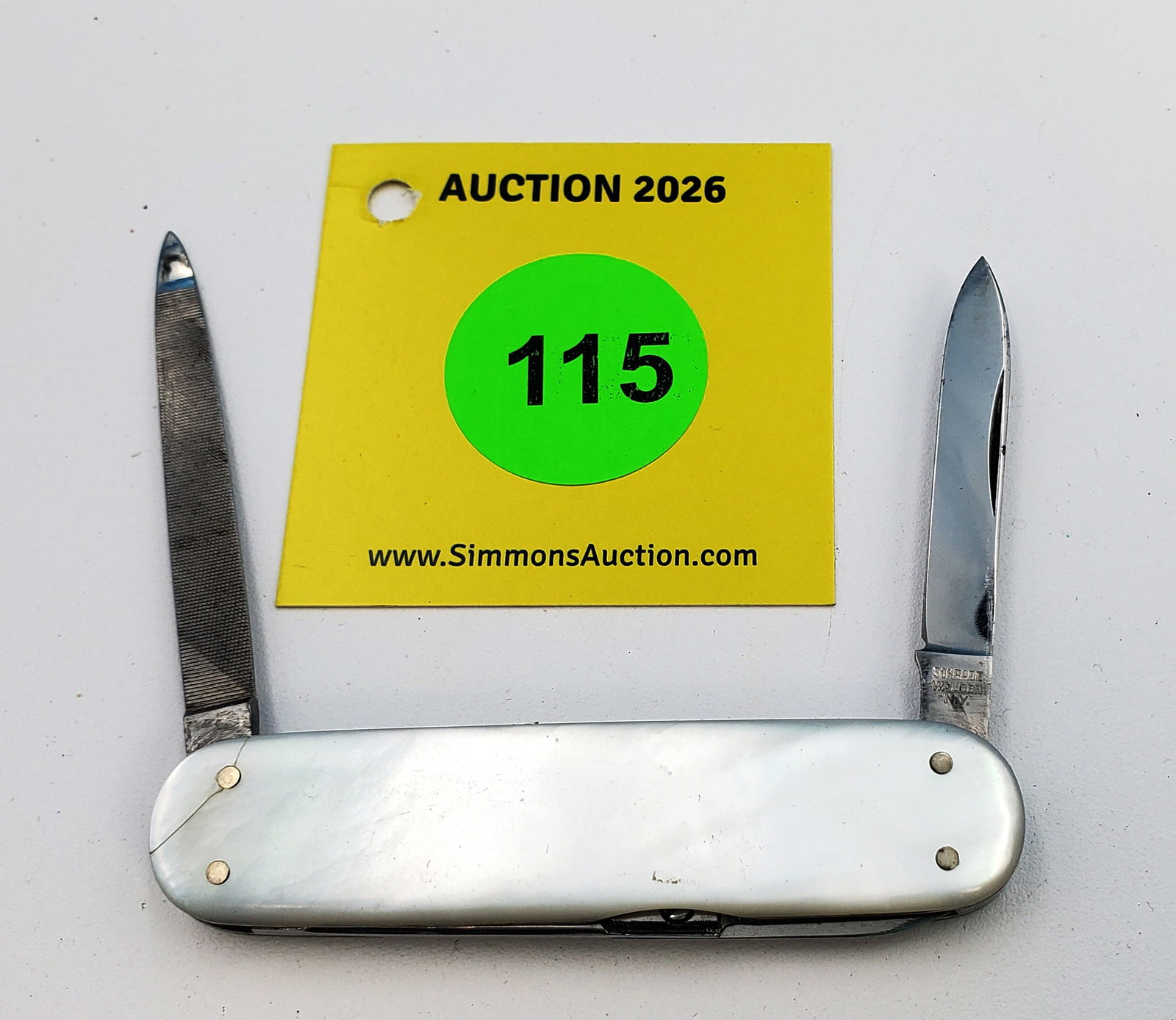 Schrade Walden - pearl lobster w/scissors, unused and unsharpened, great snap, has 1 crack (1 of 3)