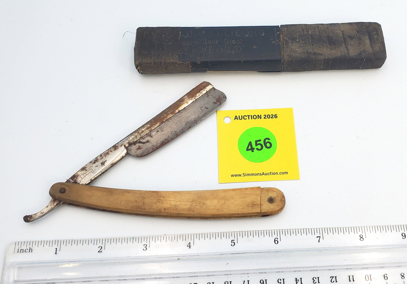 unreadable Razor, busted handle, wrong box (1 of 4)