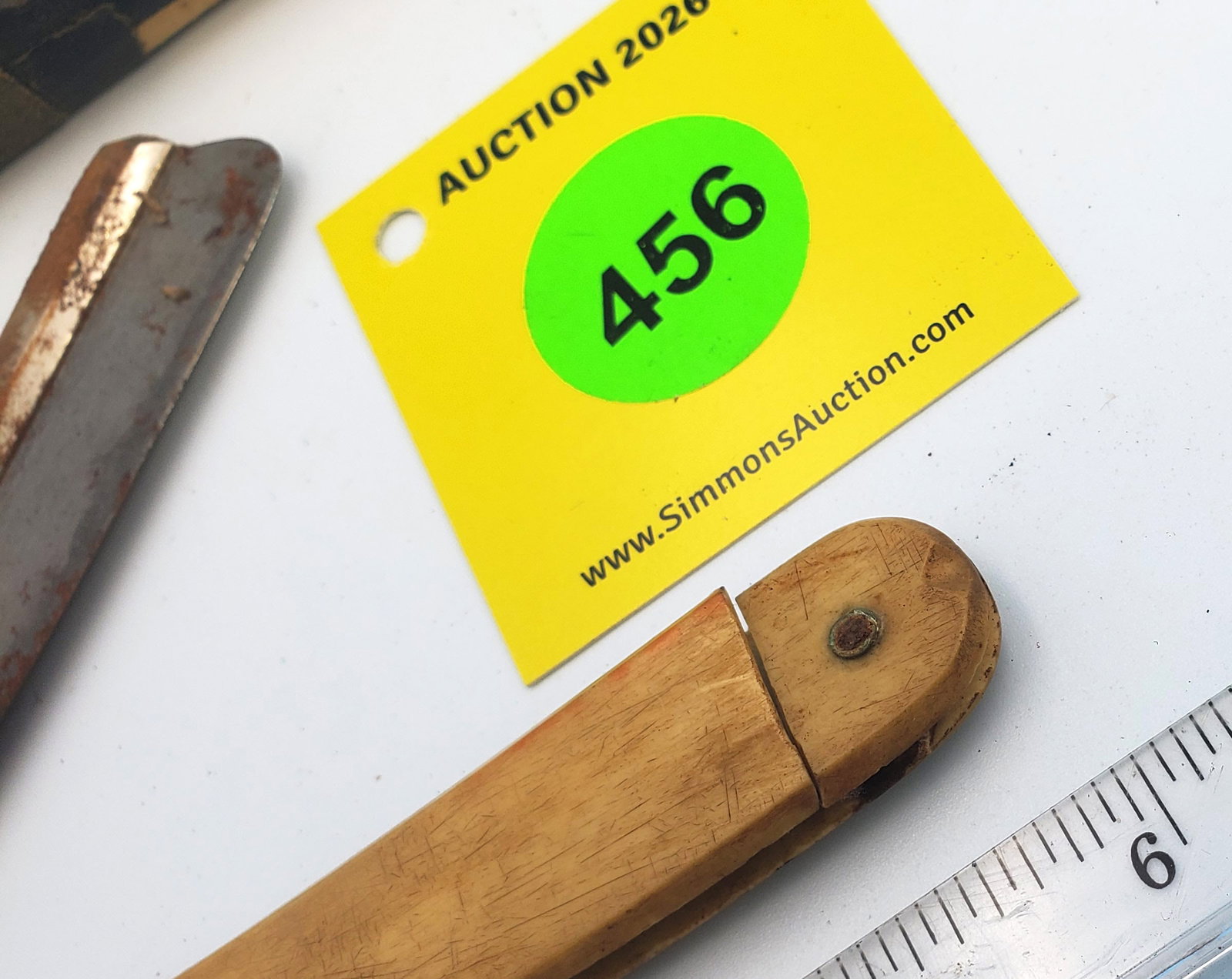 unreadable Razor, busted handle, wrong box - 3