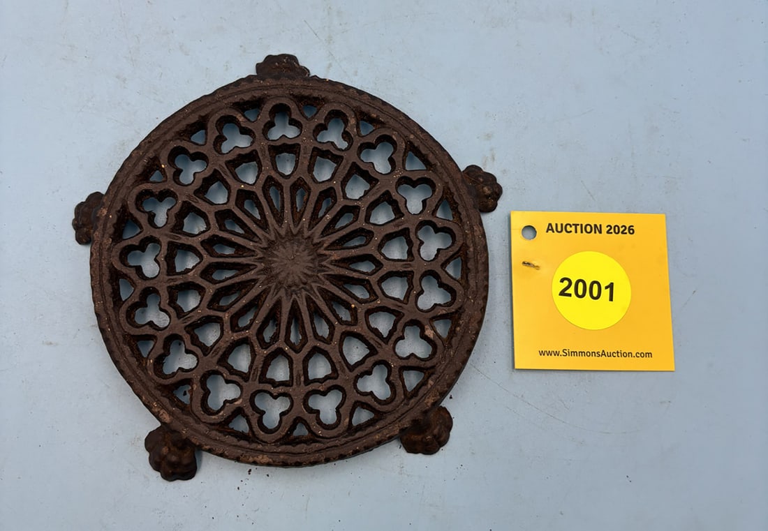 Wilton 3 lantz 5 1/8'' x 3/8'' w/ five paw feet trivet: Wilton 3 lantz 5 1/8'' x 3/8'' w/ five paw feet trivet