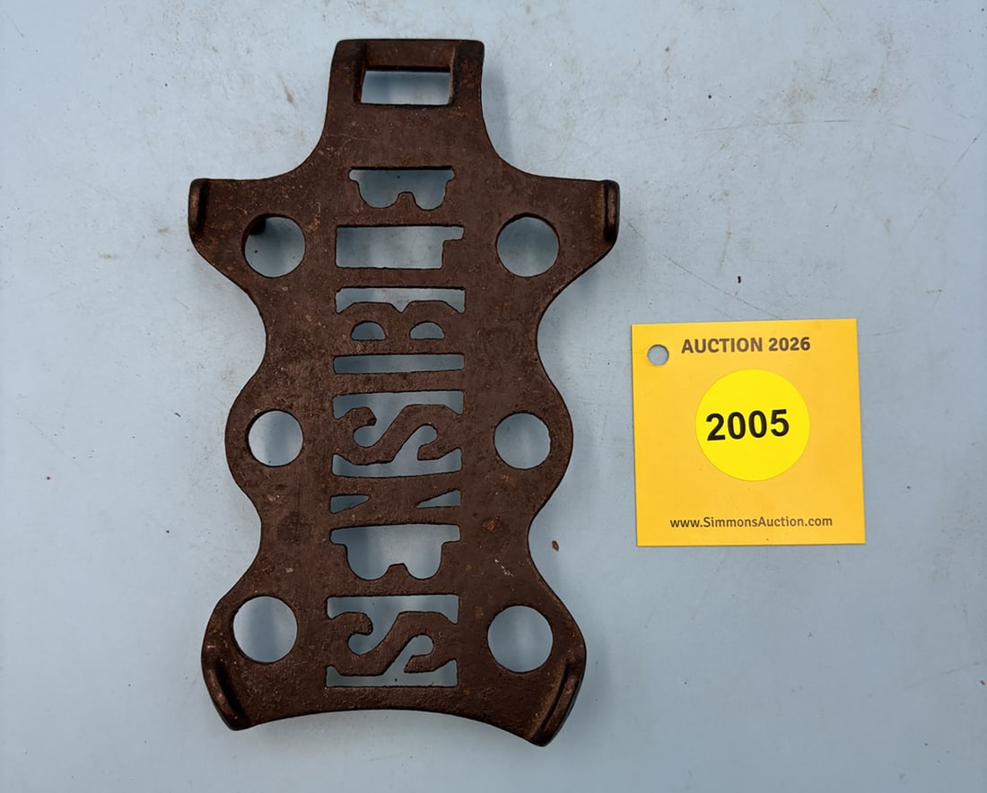 Sensible 6 1/8'' x 3 3/4'' w/ four feet trivet.: Sensible 6 1/8'' x 3 3/4'' w/ four feet trivet.