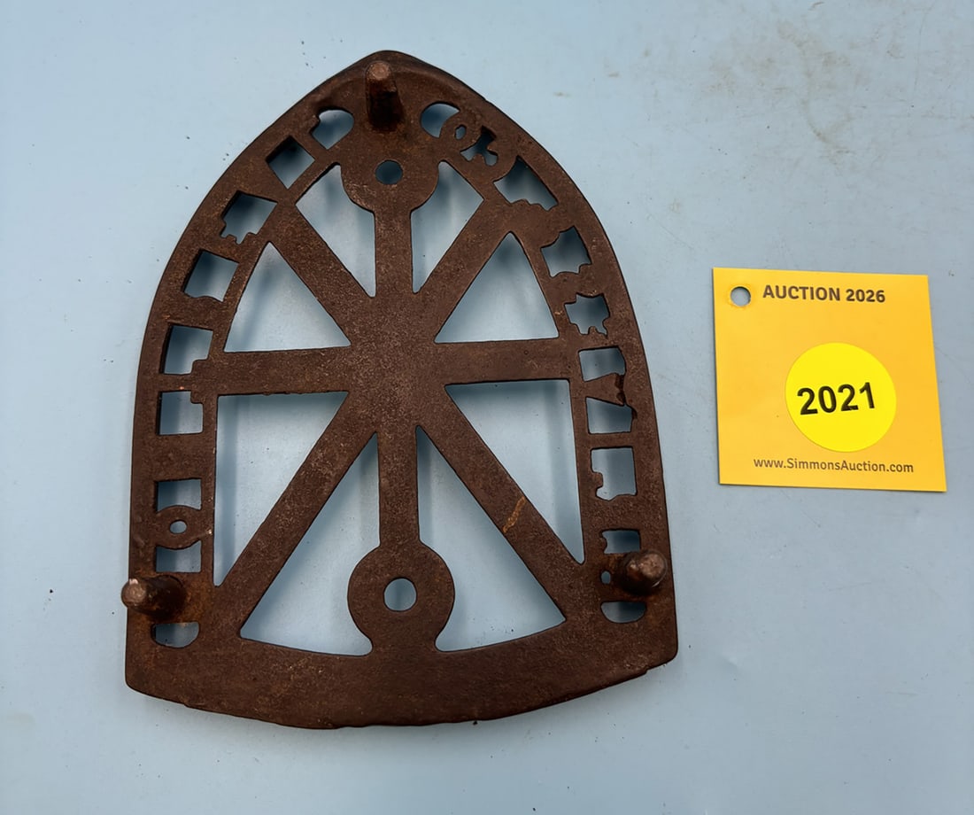 Ives "Spider Web" 6'' x 4 1/2'' w/ three feet trivet . On face " H.R. Ives & Co. Montreal". With... - 2