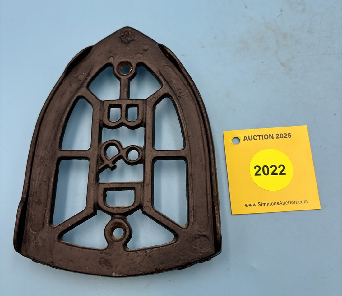 B & D 6'' x 4 3/8'' w/ three feet trivet. With two iron guide rails (1 of 2)