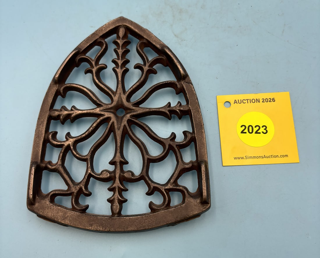 Trailing Vine unmarked 6'' x 4 5/8'' w/ three feet trivet. Two gate marks on rear edge, four iroo...: Trailing Vine unmarked 6'' x 4 5/8'' w/ three feet trivet. Two gate marks on rear edge, four iroon guider rails.