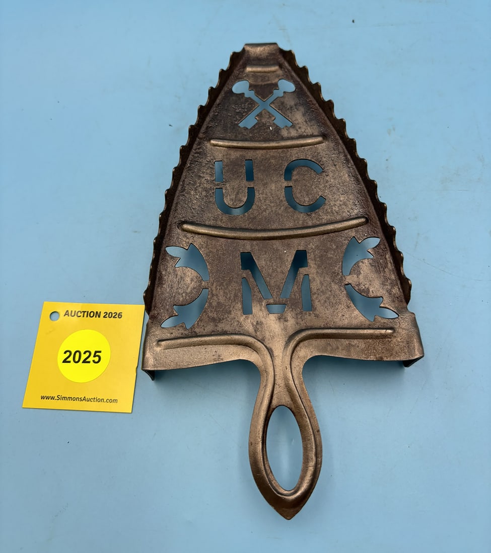UCM 9 1/4'' x 4'' w/ three feet trivet. With half-inch high scalloped side rails.: UCM 9 1/4'' x 4'' w/ three feet trivet. With half-inch high scalloped side rails.