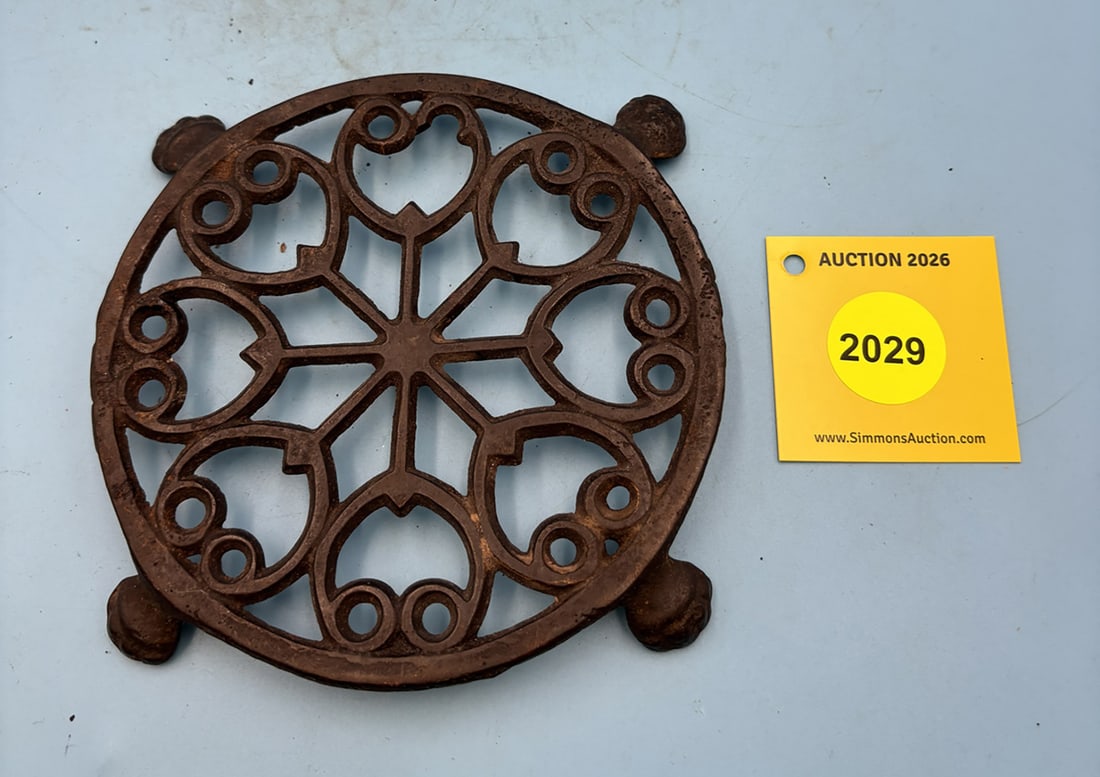 Lantz 5 1/8'' diameter w/ four lantz style paw feet trivet.: Lantz 5 1/8'' diameter w/ four lantz style paw feet trivet.