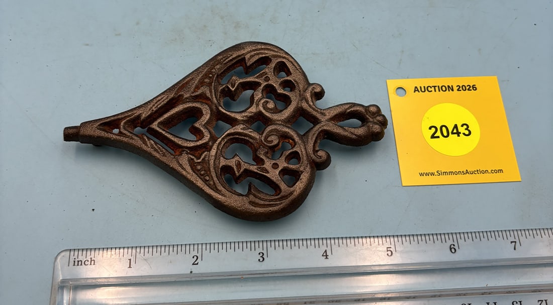 Wilton Mini Bellows 5 1/4'' x 3 1/8'' w/ three feet trivet. On reverse marked with Wilton (1 of 2)
