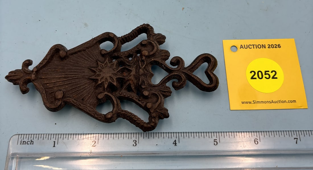 Wilton Mini Sunburst 5 1/2'' x 3'' w/ three feet trivet. On reverse m,arked with Wilton (1 of 2)