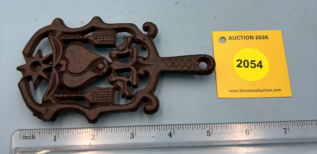 Wilton Dumb Dutch 5 3/8'' x 3'' w/ four feet trivet. On reverse marked with Wilton: Wilton Dumb Dutch 5 3/8'' x 3'' w/ four feet trivet. On reverse marked with Wilton