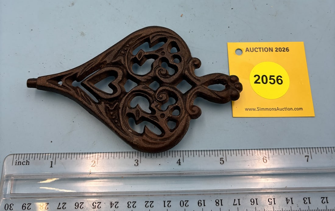 Wilton Mini Bellows 5 1/4'' x 3 1/8'' w/ three feet trivet. On reverse marked with Wilton (1 of 2)